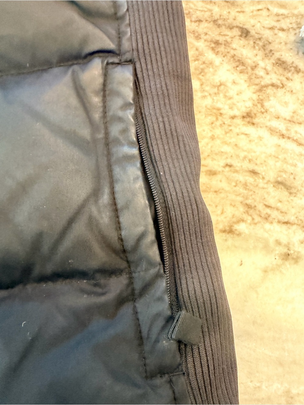 GAP Black Down Puffer Vest Fleece Collar Ribbed Sides Medium - Picture 6 of 9